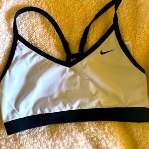White Nike sports bra 🤍